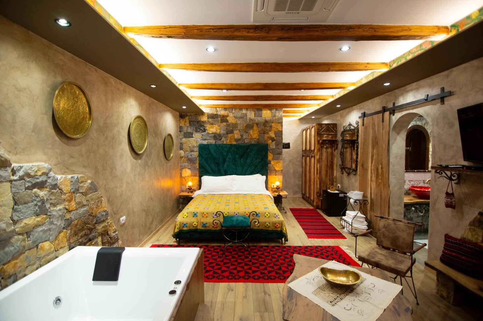 Vila Eden Boutique Hotel Korce Buitenkant foto